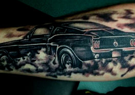 Ford Mustang um Clássico de 54 Anos e Muitas Tattoos