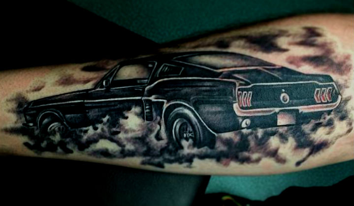 Ford Mustang um Clássico de 54 Anos e Muitas Tattoos