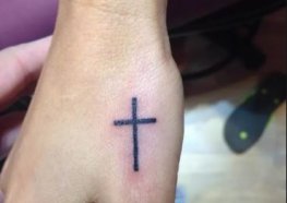 Tatuagem de Flavia Alessandra x Tatuagem Igreja Universal
