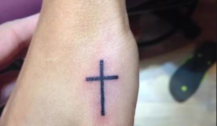 Tatuagem de Flavia Alessandra x Tatuagem Igreja Universal