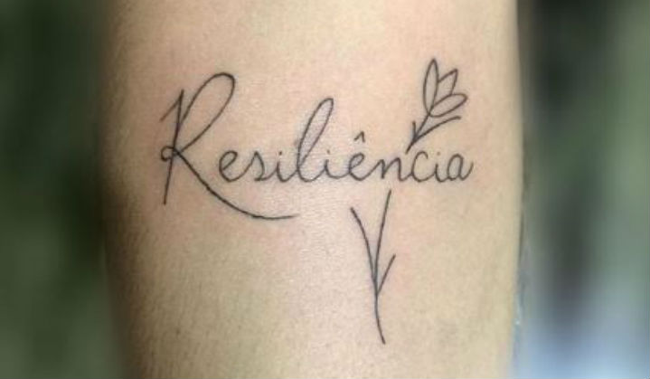 Tatuagens femininas delicadas que representam resiliência – Nova