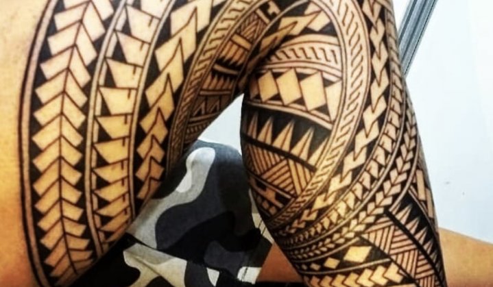 Tatuagem maori na perna: história, significados e inspirações