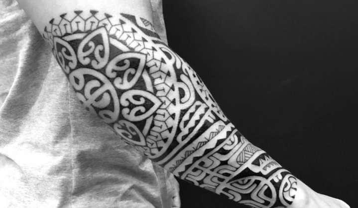 Tatuagem Maori no Braço: Símbolos Populares, Significado e Muita Tatuagem